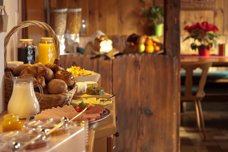 brasserie-LE CASTELLET-min_breakfast_buffet_food_restaurant_meal_hotel_plate_fresh-718745